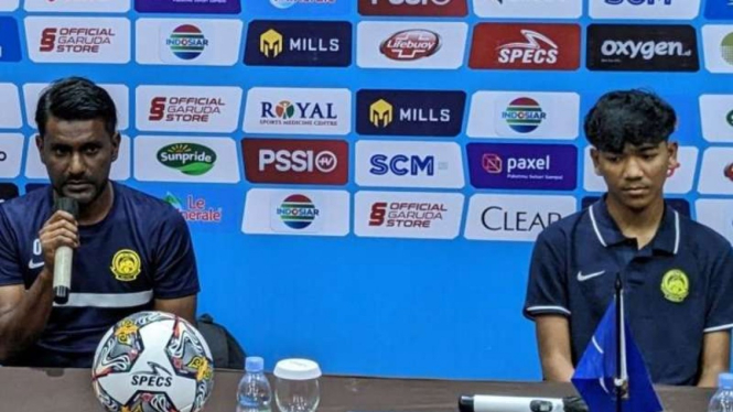 Pelatih Timnas Malaysia U-17, Osmera bin Omaro (kiri) dan pemainnya Afiq Danish 