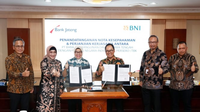 Pemimpin Wilayah 05 BNI Bambang Setyatmojo beserta jajaran pemimpin BNI dan Bank Jateng dalam MoU Sinergi Produk dan Layanan BNI-Bank Jateng, di Kantor Pusat Bank Jateng di Semarang, Sabtu (1/10/2022)