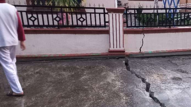 Kerusakan sejumlah rumah dan sejumlah bangunan lainnya termasuk jalan di Tapanuli Utara, Sumatera Utara, akibat gempa dengan Magnitudo 6.0 pada Sabtu dini hari, 1 Oktober 2022.