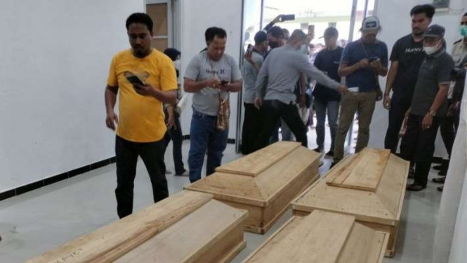 Jenazah empat korban dalam peristiwa penyerangan KKB terhadap 14 pekerja jalan trans-Papua Barat rute Bintuni-Maybrat disemayamkan di kamar jenazah RS Bhayangkara, Polda Papua Barat, di Manokwari, Sabtu, 1 Oktober 2022.
