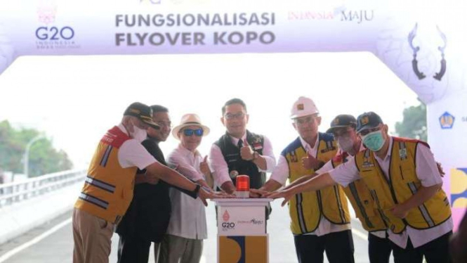 Gubernur Jawa Barat Ridwan Kamil melakukan fungsionalisasi jalan layang Kopo di Kota Bandung, Sabtu, 1 Oktober 2022.