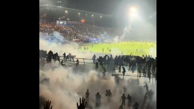 Gas air mata dilepaskan aparat kepolisian ke tribun Stadion Kanjuruhan