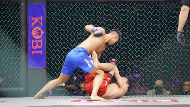 Jagoan China Xie Bin Tumbuk Wajah Petarung Indonesia Angga di One Pride MMA