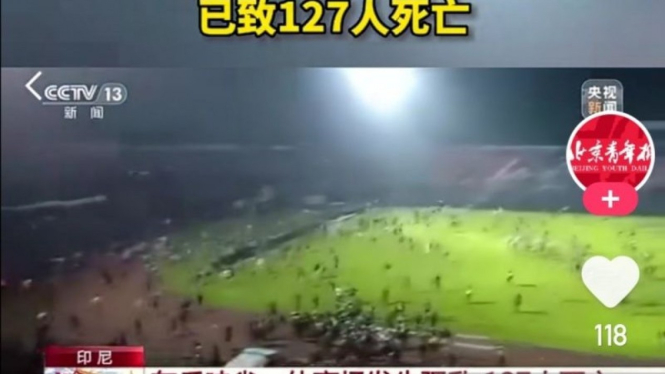 Cuplikan gambar siaran berita China CCTV 13 tentang tragedi maut Stadion Kanjuruhan, Malang, Jawa Timur, pada Sabtu 1 Oktober 2022.