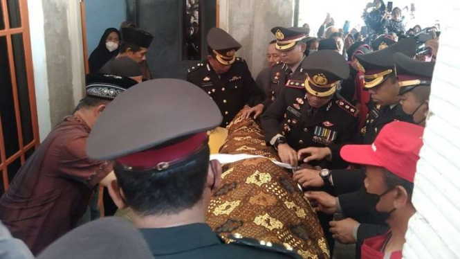 Jenazah Briptu Fajar Yoyok Pujiono setiba di rumah duka di Kabupaten Trenggalek.