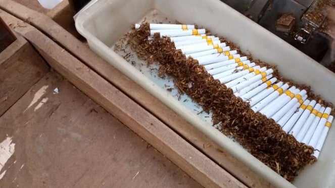 Tembakau kering yang dilinting untuk menjadi rokok di pabrik.