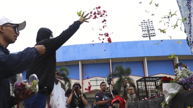 Tabur bunga di Stadion Kanjuruhan