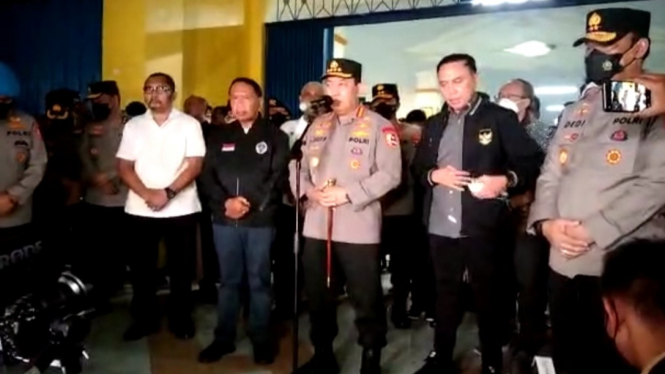 Kapolri Jenderal Listyo Sigit Prabowo konferensi pers di Stadion Kanjuruhan.