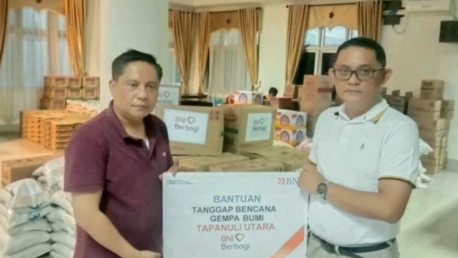 Penyaluran bantuan Korban Gempa Bumi oleh Tim BNI di Tapanuli Utara, Minggu (2/10).