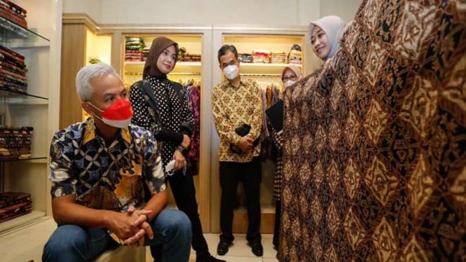 Ganjar Pranowo mengunjungi Kampung Batik Kauman di Pasar Kliwon, Surakarta