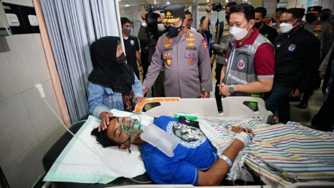 Kapolri Jenderal Listyo Sigit Prabowo menjenguk korban luka-luka atas tragedi Kanjuruhan.