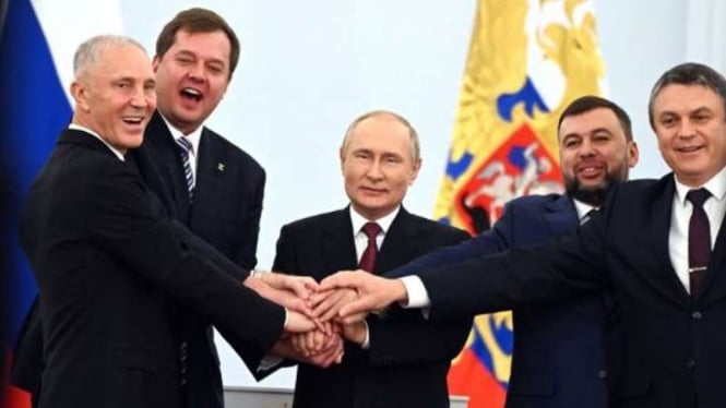 Presiden Vladimir Putin (tengah) saat umumkan 4 wilayah Ukraina kini punya Rusia