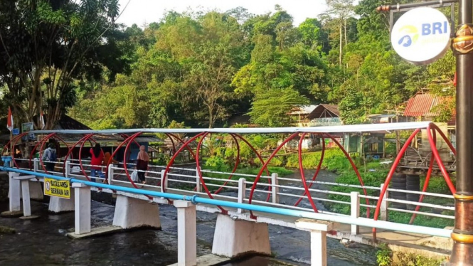 BRI Peduli bersihkan Tepi Kali Senjoyo