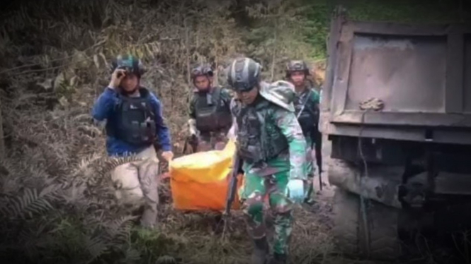 VIVA Miiliter: Prajurit TNI evakuasi mayat-mayat  pembantaian OPM.