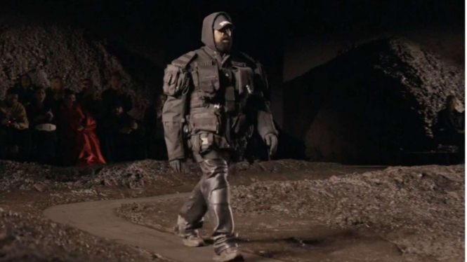 Kanye West berjalan di lumpur untuk Balenciaga