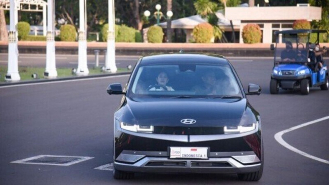 Ketua DPR RI Puan Maharani jajal mobil listrik