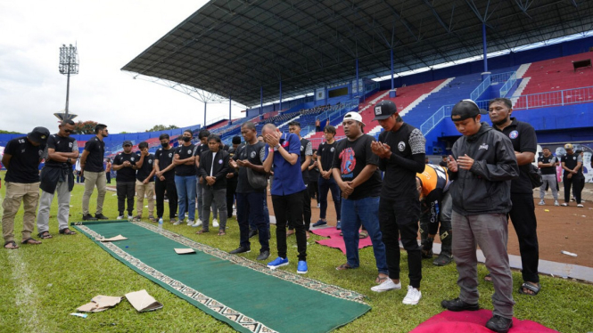 Pemain dan Official Arema Mendatangi Stadion Kanjuruhan Usai Kerusahan
