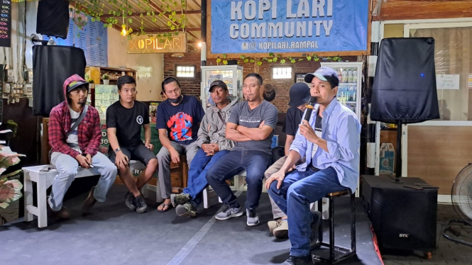  Sekjen Federasi Kontras, Andi Irfan bersama Aremania.