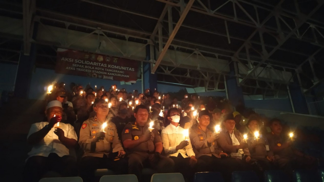 Polisi dan TNI serta suporter Kota Tangerang gelar doa bersama dan menyalakan lilin untuk korban tragedi Kanjuruhan