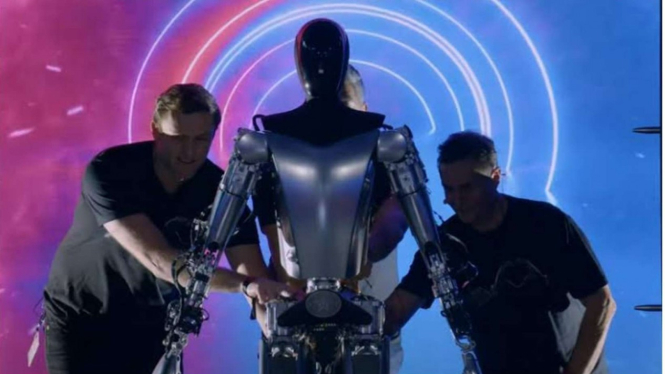 Elon Musk saat memperkenalkan Robot Humanoid-nya, Optimus
