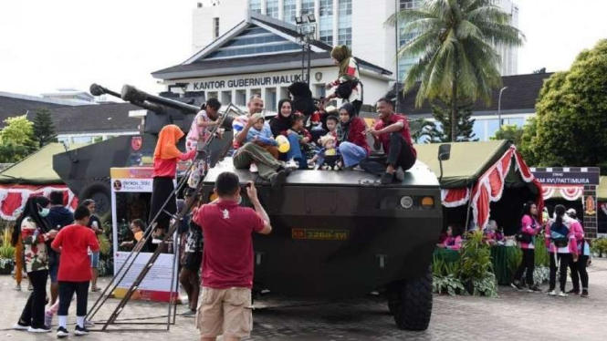 VIVA Militer: Masyarakat Ambon naik Kendaraan Tempur TNI