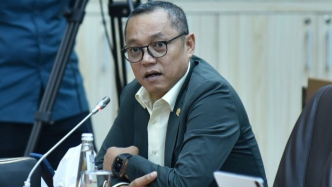 Anggota Komisi VI Deddy Yevri Hanteru Sitorus saat Rapat Kerja di Gedung Nusantara I.