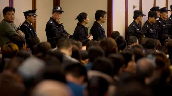 La policía china en guardia durante una sesión judicial