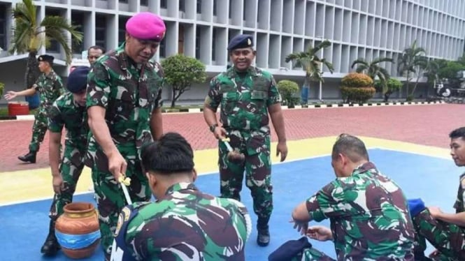 VIVA Militer: Danlantamal III pimpin tradisi mandi kembang prajurit TNI AL