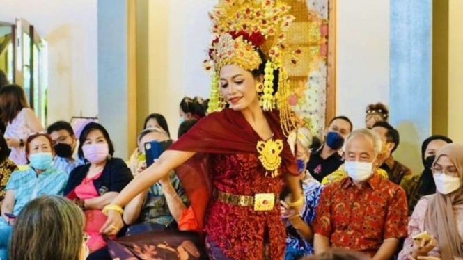 WNI memeragakan busana khas Nusantara pada peringatan Hari Batik Nasional 