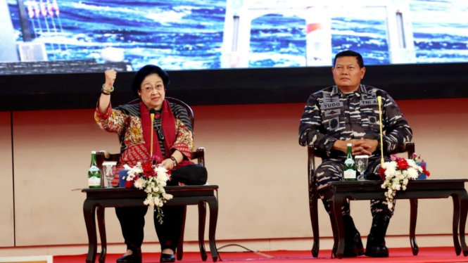 Megawati Soekarnoputri dan KSAL Laksamana Yudo Margono