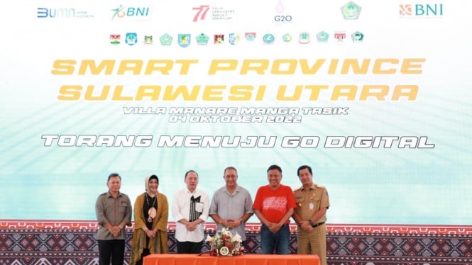 Dirut Bank SulutGo Revino Pepah, Wakil Dirut BNI Adi Sulistyowati, Dirut BNI Royke Tumilaar, Komisaris Utama BNI Agus Dermawan Wintarto, Gubernur Sulut Olly Dondokambey, dan Wakil Gubernur Sulut Steven O.E. dalam Kerjasama Implementasi Smart Province.