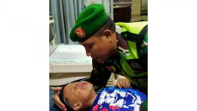 VIVA Militer: Prajurit TNI AD berhasil selamatkan seorang Balita di Kanjuruhan 
