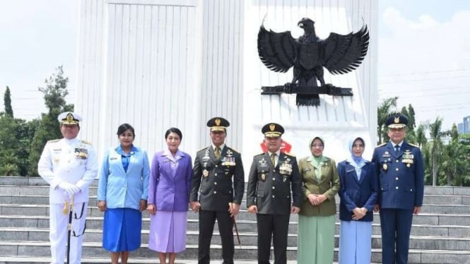 VIVA Militer: Panglima TNI dan para Kepala Staf Angkatan ziarah ke TMPN Kalibata