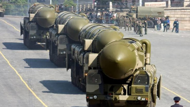 VIVA Militer: Konvoi rudal balistik berkemampuan nuklir militer Rusia