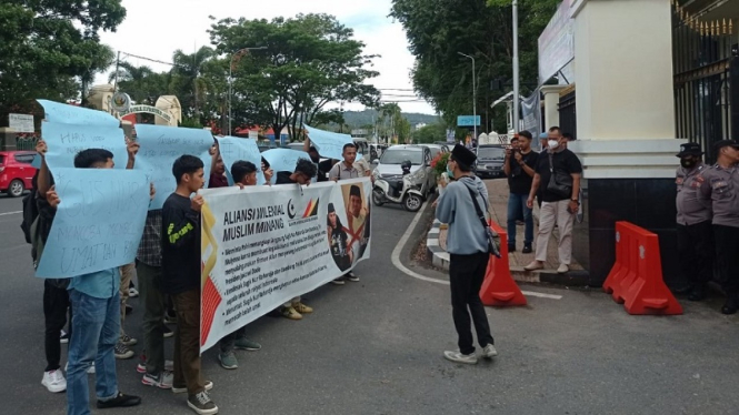 Demo di Depan Polda Sumbar menuntut Bambang Tri Mulyono Ditangkap
