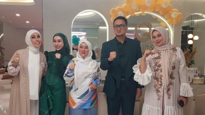 dr. Reza Gladys dan dr. Attaubah Mufid bersama Hj. Lina Marlina 