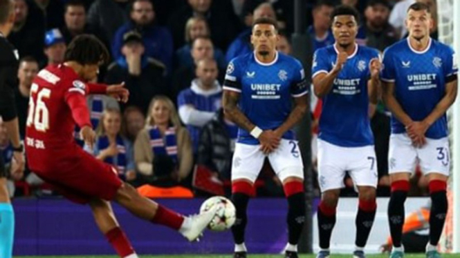 Tendangan bebas Trent Alexander-Arnold saat hadapi Rangers