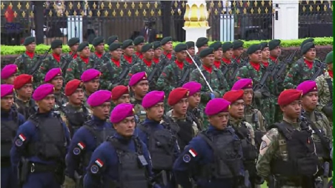 Prajurit TNI ikut upacara HUT ke-77 TNI di Istana Merdeka