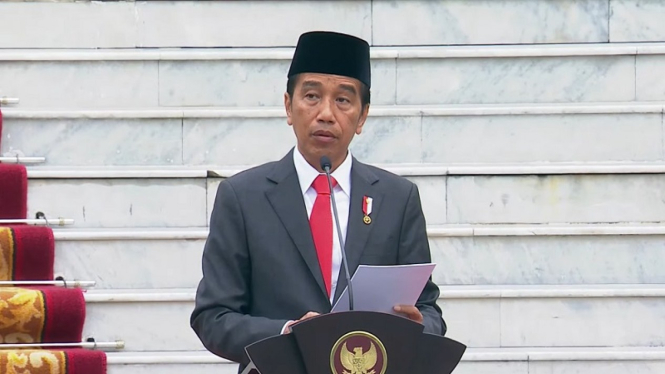 Presiden Jokowi menjadi Inspektur Upacara di HUT TNI ke 77