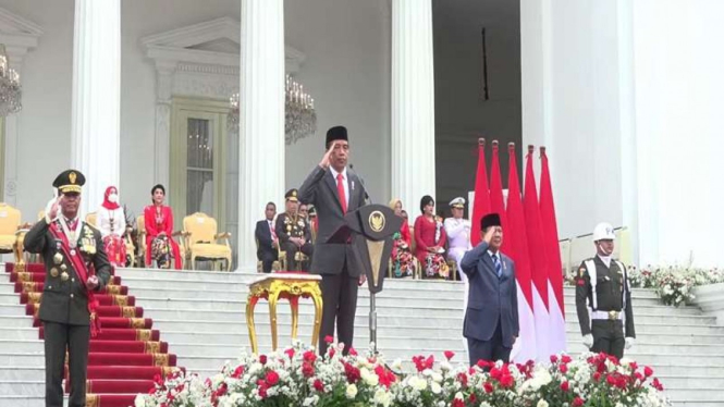 Presiden Jokowi memimpin upacara HUT TNI ke 77 di Istana Negara