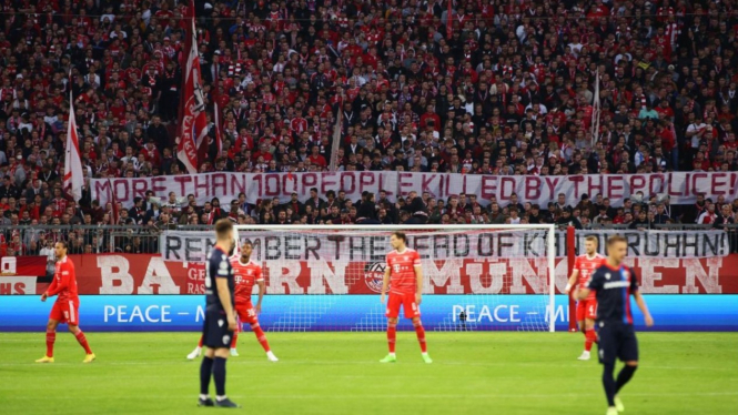 Fans Bayern Bentangkan Spanduk: Lebih 100 Orang Dibunuh Polisi 