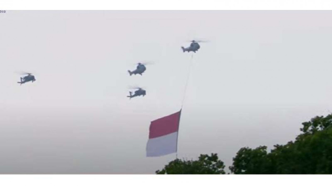 VIVA Militer: Helikopter TNI Tiga Matra membawa bendera merah putih raksasa