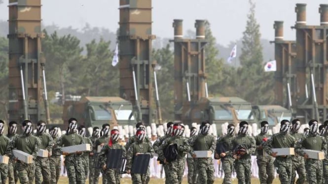 Pasukan militer Korea Selatan saat mempraktikkan kemampuan seni bela diri