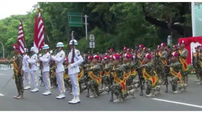 VIVA Militer: Tim Kolone Senapan Marinir Buka Parade Defile HUT TNI ke-77