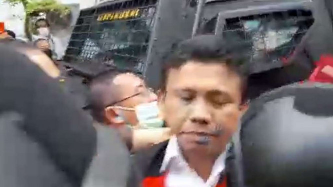 Ferdy Sambo memakai rompi merah saat keluar dari gedung Kejagung.