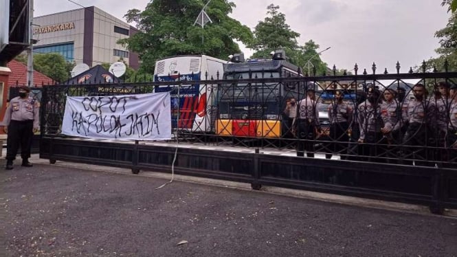 Mahasiswa bentangkan spanduk 'copot kapolda Jatim'