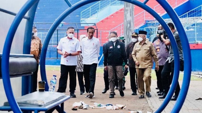 Menpora Amali dampingi Presiden Joko Widodo yang datang ke Malang untuk memberikan santunan korban Tragedi Kanjuruhan.
