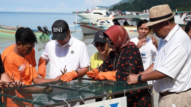 (ki-ka) Dirut BNI Royke Tumilaar, Wakil Direktur Utama BNI Adi Sulistyowati, dan Kepala Dinas Pariwisata Provinsi Sulawesi Utara Henry Kaitjili dalam Kolaborasi Penataan Kawasan Wisata Bunaken, di Bunaken Manado, Selasa (4/9/2022).