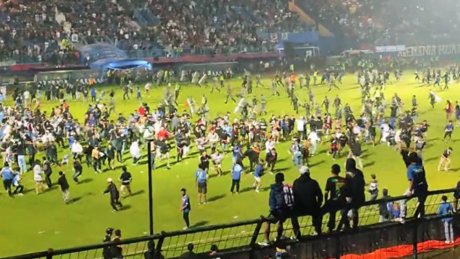 Kerumunan di lapangan stadion Kanjuruhan, Malang, Jawa Timur