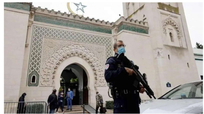 Polisi berjaga di depan masjid di Prancis